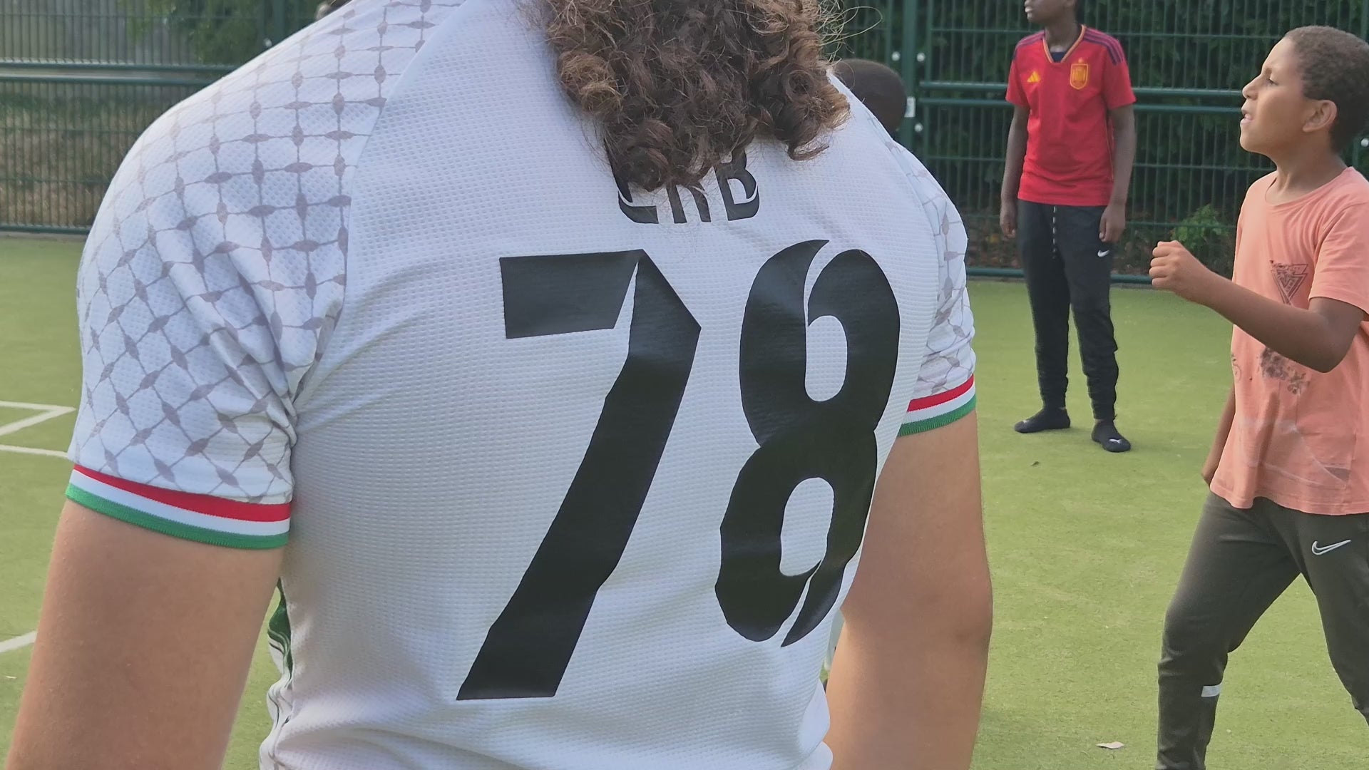 Charger la vidéo : &lt;p&gt;Plus qu’un vêtement, un symbole.&lt;br/&gt;&lt;br/&gt;Chaque maillot raconte une histoire : celle d’une identité qu’on défend fièrement, d’une solidarité qui traverse les frontières.&lt;br/&gt;&lt;br/&gt;Porter ce maillot, c’est rappeler au monde que la Palestine vit dans chaque battement de cœur.&lt;/p&gt;